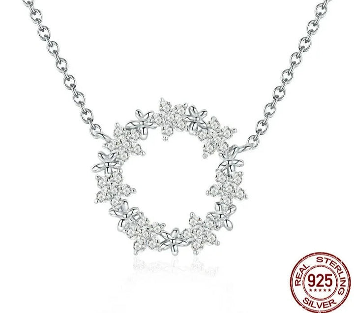 Sparkling Star Necklace: A Touch of Glamour - Handbags & Co